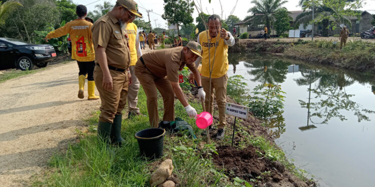 TANAM POHON-PJ Bupati Tapin M Syarifudin MPd yang diwakili Asisten Pemerintahan dan Kesra H Zainal Abidin SSos MM saat melaksanakan penanaman pohon dalam rangka memperingati hari menanam pohon Indonesia bersama lintas sektor terkait dilingkungan Pemkab Tapin.