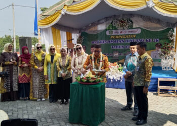 POTONG TUMPENG-PJ Bupati Tapin M Syarifudin MPd saat bersama - sama melaksanakan potong tumpeng memperingati HUT Kecamatan Binuang ke 58. 
