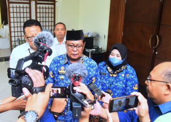 GUBERNUR Kalsel Sahbirin Noor menjelaskan kepada awak media seputar realisasi pendapatan APBD tahun 2023.