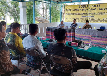 ANGGOTA DPRD Kalsel Dr H Karlie Hanafi Kalianda SH MH saat menyampaikan materi sosialisasi tentang bumdes di Kecamatan Cerbon, Kabupaten Barito Kuala, Jumat (22/12).