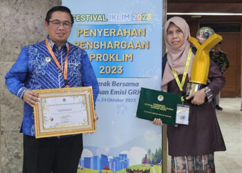 WALIKOTA Banjarmasin H Ibnu Sina saat menyerahkan penghargaan kepada RW 2 Kelurahan Sungai Miai yang berhasil meraih Kategori Lestari tahun 2023 oleh Kementrian Lingkungan Hidup.