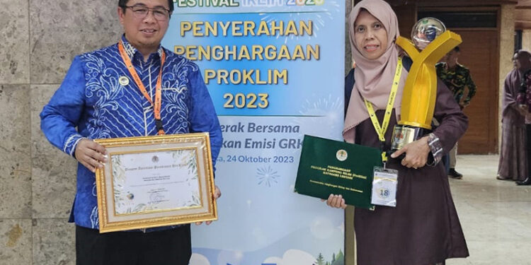 WALIKOTA Banjarmasin H Ibnu Sina saat menyerahkan penghargaan kepada RW 2 Kelurahan Sungai Miai yang berhasil meraih Kategori Lestari tahun 2023 oleh Kementrian Lingkungan Hidup.