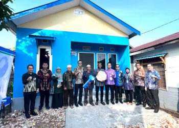 DIREKTUR Utama Bank Kalsel Fahrudin saat menyerahkan bantuan bedah rumah kepada Rahmat Yulian Noor dan Muhammad Wardani.