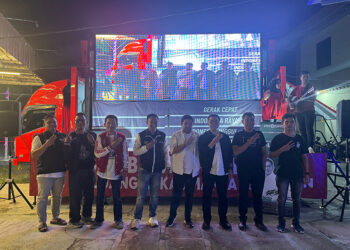 DIREKTUR Progresif Wilayah Kalsel M Akbar Utomo Setiawan bersama Ketua PDI Perjuangan Kalsel M Syaripuddin dan para Relawan Ganjar-Mahfud berfoto bersama usai nonbar debat cawapres.