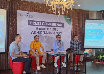 DIREKTUR Utama Bank Kalsel Fahrudin bersama jajaran direksi saat Press Conference Bank Kalsel Akhir tahun 2023 di Sante Caffe Hotel Fugo Banjarmasin, Jumat (29/12).
