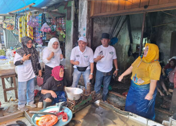 DIREKTUR Progresif Wilayah Kalsel Muhammad Akbar Utomo Setiawan ketika menyerap aspirasi para pedagang dan pembeli di Pasar Muara Kelayan Banjarmasin, Sabtu (30/12) pagi.