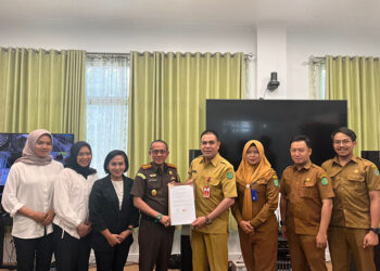 KEPALA Dinas PUPR Tapin saat penandatanganan dan penyerahan SKK kepada Kajari Tapin Adi Fakhruddin didampingi Kepala Seksi Perdata dan Tata Usaha Negara Amanda Adelina, beberapa waktu lalu.