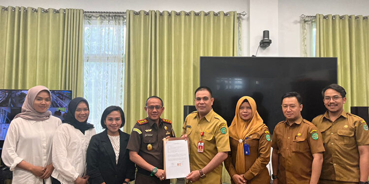 KEPALA Dinas PUPR Tapin saat penandatanganan dan penyerahan SKK kepada Kajari Tapin Adi Fakhruddin didampingi Kepala Seksi Perdata dan Tata Usaha Negara Amanda Adelina, beberapa waktu lalu.