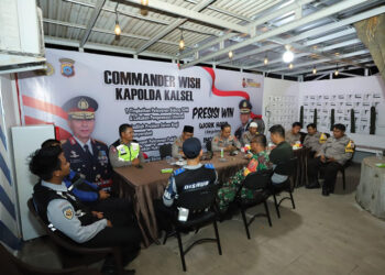 KAPOLRESTA Banjarmasin Kombes Pol Sabana Atmojo Martosumito saat mengunjungi posyan di Km 6 saat arus balik Jemaah Haul Guru Sekumpul.