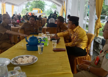 PJ Bupati Tapin M Syarifuddin MPd bersama Sekretaris Daerah Kabupaten Tapin Dr H Sufiansyah saat memantau rest area arus balik di perempatan Hutan Kota Rantau, Senin (15/1).