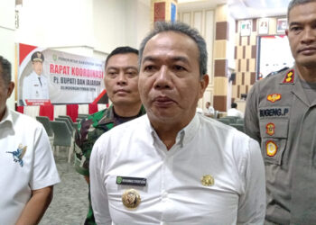 PJ Bupati Tapin M Syarifuddin MPd bersama Kapolres AKBP Sugeng Priyanto SIK dan Dandim 1010 Letkol Arh Pryoni Palebangan serta Wakil Ketua I DPRD H Midfay Syahbani saat wawancara dengan awak media, Rabu (24/1).