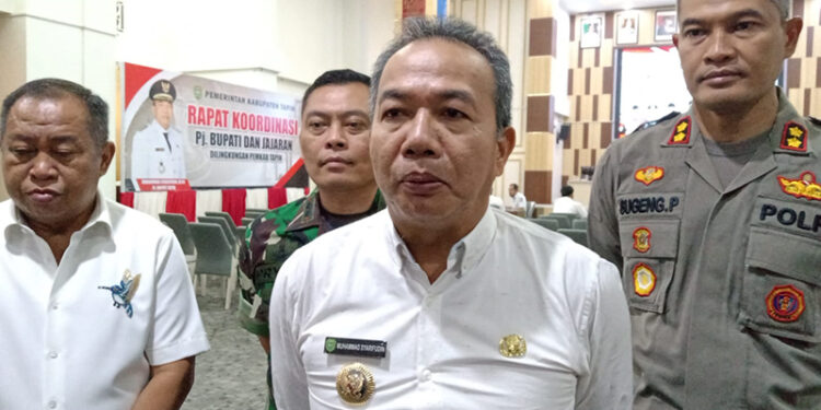 PJ Bupati Tapin M Syarifuddin MPd bersama Kapolres AKBP Sugeng Priyanto SIK dan Dandim 1010 Letkol Arh Pryoni Palebangan serta Wakil Ketua I DPRD H Midfay Syahbani saat wawancara dengan awak media, Rabu (24/1).
