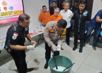 MUSNAHKAN - Wakapolresta Banjarmasin AKBP Arwin Amrih Wientama didampingi Kasat Resnarkoba Polresta Banjarmasin Kompol Bala P Dewa saat melakukan pemusnahan barbuk narkoba, Rabu (24/1).