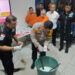 MUSNAHKAN - Wakapolresta Banjarmasin AKBP Arwin Amrih Wientama didampingi Kasat Resnarkoba Polresta Banjarmasin Kompol Bala P Dewa saat melakukan pemusnahan barbuk narkoba, Rabu (24/1).