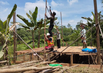 BANGUN RUMAH - Pengurus Yayasan Ainul Amin saat membantu proses pembangunan rumah untuk Muhammad Rija di Kecamatan Tebing Tinggi, Kabupaten Balangan.