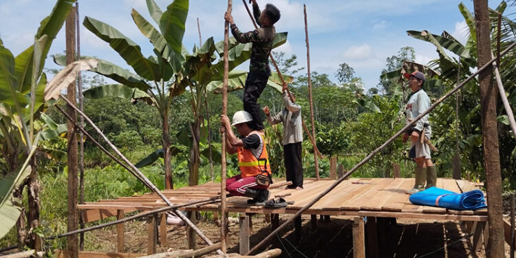 BANGUN RUMAH - Pengurus Yayasan Ainul Amin saat membantu proses pembangunan rumah untuk Muhammad Rija di Kecamatan Tebing Tinggi, Kabupaten Balangan.