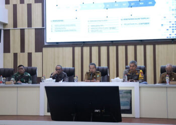 PJ Bupati Tapin M Syarifuddin MPd saat memimpin rapat terkait pelaksanaan pilkades serentak bersama forkopimda dan dinas terkait di lingkup Pemkab Tapin, Senin (29/1).