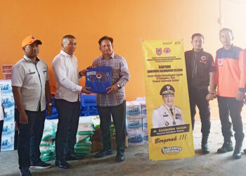 BANTUAN LOGISTIK - Kepala BPBD Kalsel R Suria Fadliansyah melalui Kabid Pencegahan dan Kesiapsiagaan Bambang Dedi Mulyadi menyerahkan bantuan logistik dari Gubernur Kalsel Sahbirin Noor kepada Kepala BPBD HST Ahmad Apandi di Kantor BPBD HST, Rabu (3/1).