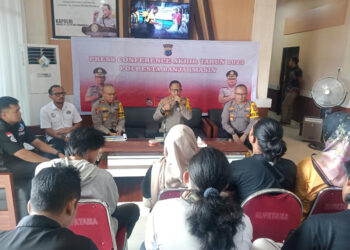 KAPOLRESTA Banjarmasin Kombes Pol Sabana Atmojo  Martosumito didampingi Wakapolresta Kombes Pol Pipit Subianto saat press release akhir tahun.