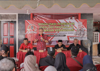 KETUA Komisi II DPRD Kalsel Imam Suprastowo saat memberikan Sosialisasi Ideologi Pancasila dan Wawasan Kebangsaan.