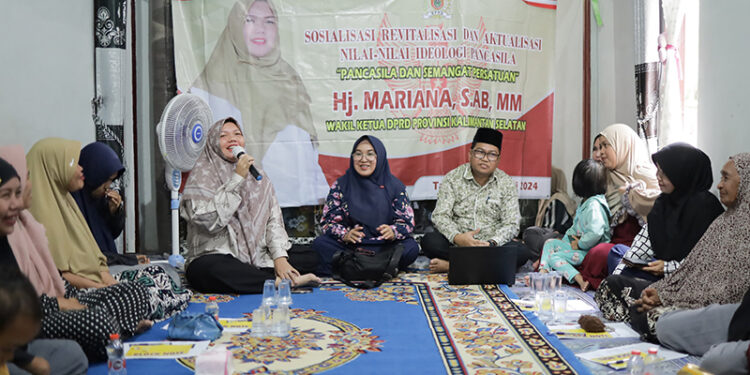 WAKIL Ketua DPRD Kalsel Hj Mariana saat Sosialisasi Revitalisasi dan Aktualisasi Nilai-nilai Ideologi Pancasila di Desa Sekapuk, Kecamatan Satui, Kabupaten Tanah Bumbu.