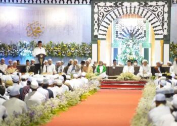GUBERNUR Kalsel Sahbirin Noor saat menyampaikan sambutan pada acara haul ke-18 Abah Guru Sekumpul di kediamannya, Kampung Keramat Martapura, Kabupaten Banjar tahun 2023. (Foto: arsip/mb)