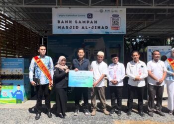 KEPALA Bank Kalsel Cabang Syariah Banjarmasin Yuanita Evayanti saat menyerahkan bantuan kepada Founder Banua Green Hub Dendy Primanandi bersama Perwakilan Pengelola Masjid Al-Jihad Banjarmasin H Taufik Hidayat.