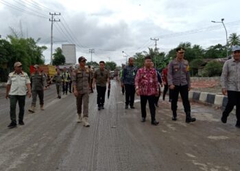 ,center>TINJAU - Pj Bupati Tapin M Syarifudin MPd bersama Kapolres AKBP Sugeng Priyanto SIK dan Kepala Dinas PUPR Rizkan Noor ST dan instansi terkait lainnya saat meninjau proyek pembangunan Bundaran Bungur, Kamis (4/1).