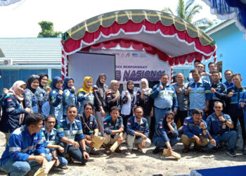 KARYAWAN PT EBL berfoto bersama dr Indira sebagai narasumber penyuluhan germas, Rabu (31/1).