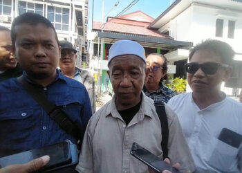 LSM KMPIB Kalsel bersama koalisi LSM Kalsel menggelar aksi damai di depan Kantor Kejaksaan Tinggi (Kejati) Banjarmasin.