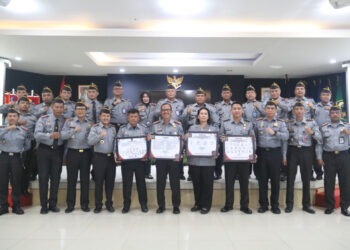 Kepala Kanwil Kemenkumham Provinsi Kalsel, Faisol Ali bersama jajarannya usai penandatanganan Komitmen Bersama Pembangunan Zona Integritas (ZI), Penandatanganan Perjanjian Kinerja, dan Netralitas Aparatur Sipil Negara (ASN) untuk tahun 2024.