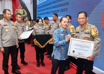 Kapolresta Banjarmasin, Kombes Pol Sabana Atmojo Martosumito menerima penghargaan dari Ombudsman RI Kalimantan Selatan antara lain disaksikan Kapolda Kalsel, Irjen Polisi Winarto.