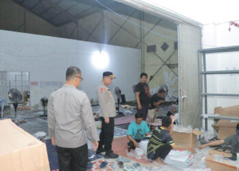 Kabag Ops Polresta Banjarmasin, Kompol Pujie Firmansyah memantau pengamanan dan pelioatan surat suara di gudang KPU Kota Banjarmasin 