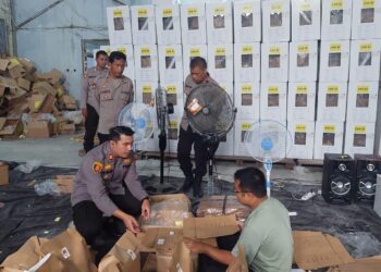 CEK KEAMANAN - Kapolsek Banjarmasin Timur AKP Eru Alsepa bersama para kanit saat melakukan pengecekan keamanan di gudang logistik KPU Kota Banjarmasin di Jalan Pramuka, Kelurahan Pemurus Luar, Senin (29/1).