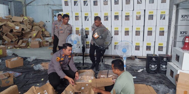CEK KEAMANAN - Kapolsek Banjarmasin Timur AKP Eru Alsepa bersama para kanit saat melakukan pengecekan keamanan di gudang logistik KPU Kota Banjarmasin di Jalan Pramuka, Kelurahan Pemurus Luar, Senin (29/1).