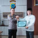 KAPOLRES Balangan AKBP Riza Muttaqin saat menerima penghargaan wajib pajak dari Kepala KPP Pratama Tanjung Mulyono Purwo Wijoyo.