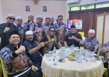 FOTO BERSAMA - Gubernur Kalsel Sahbirin Noor dan putranya H Sandi Fitrian Noor, TGH Wildan Salman, Kepala DPRD Kalsel H Supian HK, Sekretaris Daerah Provinsi Kalsel Roy Rizali Anwar, Pj Bupati Barito Kuala Mujiati, dan Pj Bupati Tanah Laut Syamsir Rahman berfoto bersama jemaah umroh sebelum keberangkatan menuju Tanah Suci.