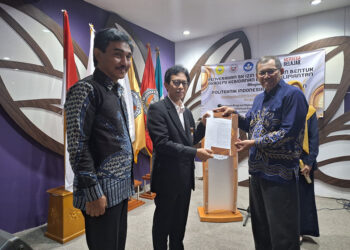 KEPALA LLDKT XI DR Drs M Akbar MSI menyerahkan SK izin perubahan bentuk Akbid Bunga Kalimantan menjadi Politeknik Indonesia Banjarmasin kepada Ketua Yayasan Pendidikan Bunga Kalimantan Ronny Ralin Pangemanan didampingi Pembina Yayasan Pendidikan Bunga Kalimantan Drs H Rusdiansyah MSc MM.