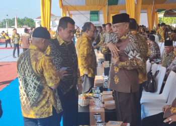 H Syahrani saat berbincang dengan Pemimpin Umum SKH Mata Banua H Fachruddin Nor Ifansyah pada puncak perayaan Hari Jadi Kabupaten Tapin beberapa waktu lalu.