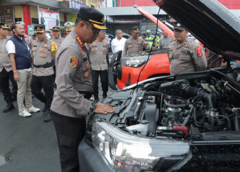 CEK KESIAPAN - Kapolresta Banjarmasin Kombes Pol Sabana Atmojo Martosumito saat memeriksa kesiapan Operasi Mantap Brata di mako setempat.