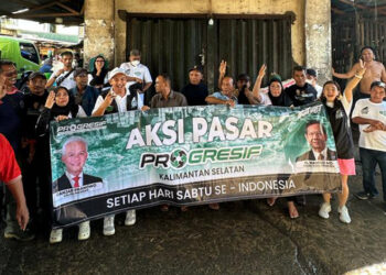 RELAWAN Progresif Wilayah Kalsel foto bersama masyarakat dan pedagang di Pasar Sentra Antasari, Kecamatan Banjarmasin Tengah, Sabtu (6/1) pagi.