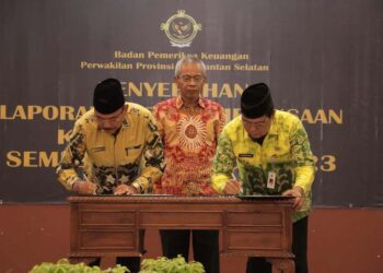 GUBERNUR H Sahbirin Noor dan Kepala BPK RI Perwakilan Kalsel Rahmadi menandatangani dokumen LHP Pemprov Kalsel, di Kantor BPK Banjarbaru, Jumat (5/1) siang.