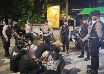 DIAMANKAN - Anggota Sat Samapta Polresta Banjarmasin saat mengamankan sembilan remaja yang kedapatan pesta miras jenis aldo di Kota Seribu Sungai.