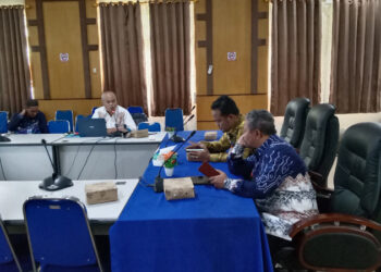 AIR MINUM-Rapat koordinasi terkait persiapan pelaksanaan inpres air minum dan air limbah domestik di kabupaten Tapin yang dipimpin asisten Ekobang H Errani Martin SKM dan Kepala Bappelitbang DR H Meidy Harris Prayoga.