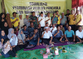 SAMPAIKAN MATERI - Anggota DPRD Kalsel Dr H Karlie Hanafi Kalianda SH MH saat menyampaikan materi Sosrev dan Aktulisasi Nilai Ideologi Pancasila di Desa Sinar Baru, Kecamatan Rantau Badauh, Kabupaten Barito Kuala, Selasa (9/1).