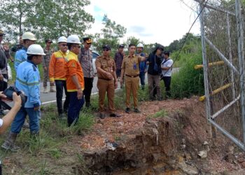 RAWAN BANJIR-PJ Bupati Tapin M Syarifudin MPd bersama Forkopimda dan perwakilan perusahaan saat meninjau lokasi rawan banjir di desa Bitahan Baru, Kecamatan Lokpaikat. 