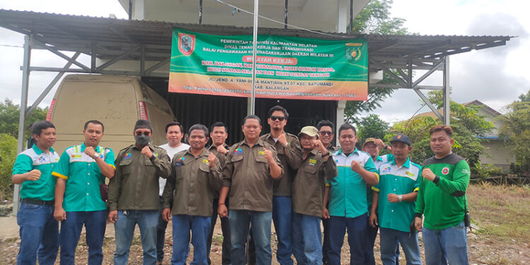 SERIKAT buruh berfoto bersama usai melakukan wawancara dengan awak media, Kamis (11/1).