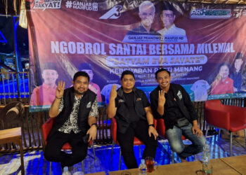 Ketua DPD PDIP Kalsel Muhammad Syaripuddin dan Caleg PDI Perjuangan DPRD Kota Banjarmasin Daerah Pemilihan Banjarmasin Selatan yang juga menjabat Direktur Progresif Kalsel Muhammad Akbar Utomo Setiawan dan Caleg DPRD Kalsel Fazlur Rahman saat menghadiri Ngobrol Santai dengan Mlenial.