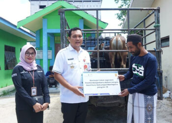 PENYERAHAN bantuan secara langsung dilakukan oleh Wali Kota Banjarbaru, HM Aditya Mufti Arifin, kepada Perwakilan Dapur Umum Pendidikan Bersatu, Habib Abdullah, yang didampingi oleh Kepala Bank Kalsel Cabang Banjarbaru Khairunnisa. (Foto: mb/ist)