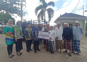 ASISTEN Pemerintah dan Kesejahteraan Rakyat Pemkab Banjar Masruri menyerahkan bantuan kepada Pengurus Masjid Syiarus Sholihin Guru Fauzan.